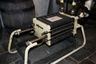 Die damaligen Maschinen zur Filtration des Bieres sind der modernen Technik von heute sehr ähnlich.